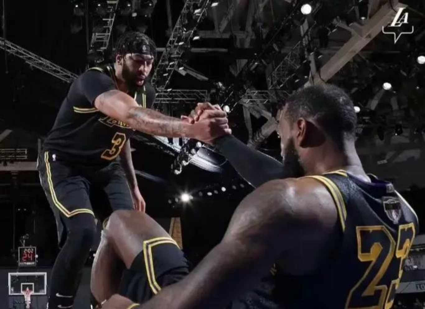  满江红票房逆跌 