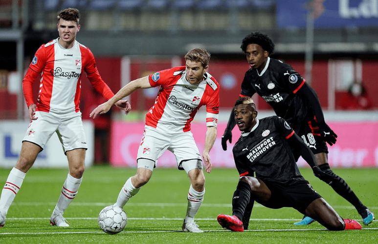 包含清晨埃因霍温调整名单以备欧联；战术微调环节打磨；目标明确；资深球员宣示担当的词条