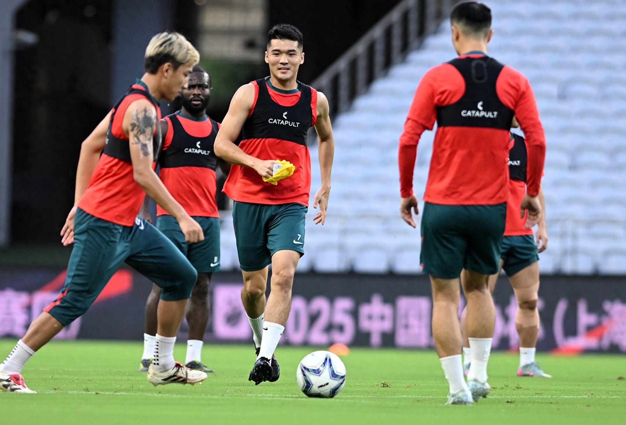 山东男篮转会期豪取连胜，志在欧冠名次提升，球迷炸锅，阵容厚度经受考验(山东男篮历届队长)