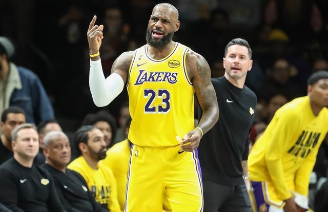 南宫体育-关于詹姆斯回归赛场，回归赛场首场状态亮眼，FPX观众沸腾！的信息